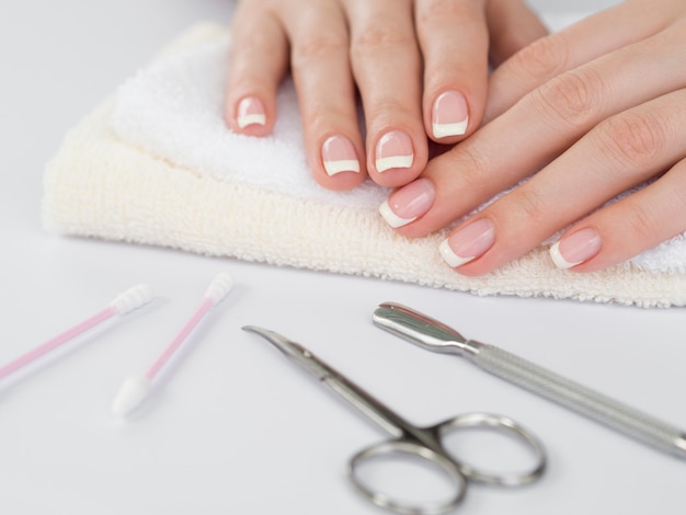Czy manicure hybrydowy rzeczywiście szkodzi paznokciom?