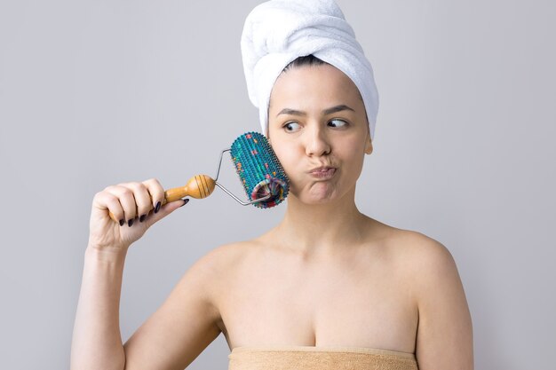 Czym dezynfekować derma roller, by zachować bezpieczeństwo skóry?