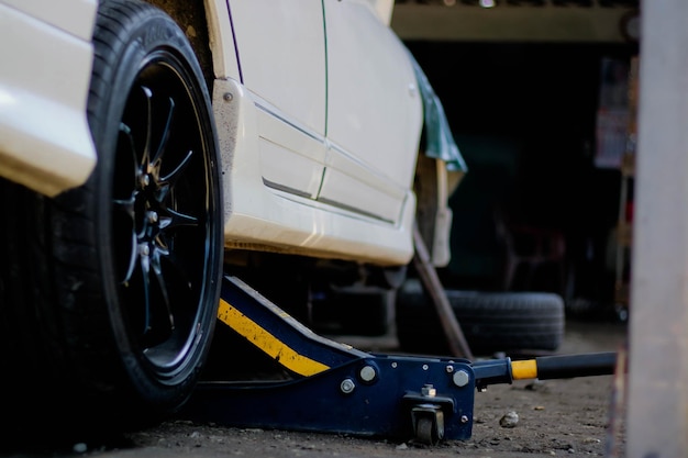 Lifting samochodu na czym polega i kiedy warto się na niego zdecydować?