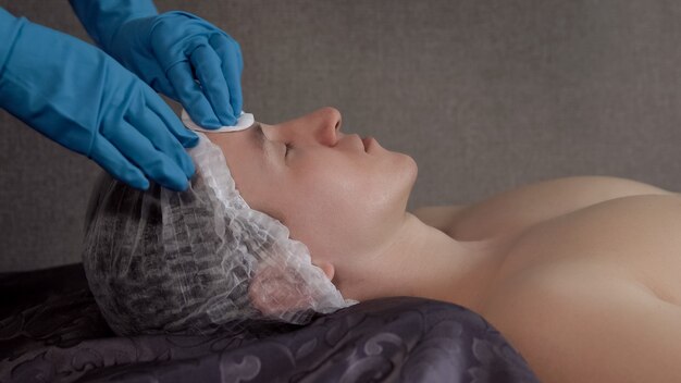 Jak wygląda twarz po mezoterapii igłowej i czego można się spodziewać?