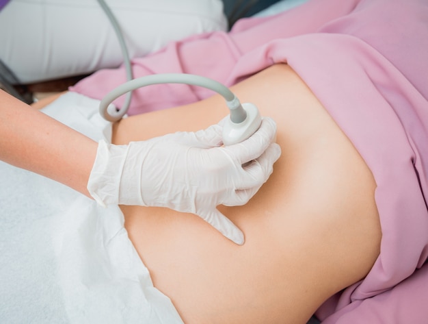 Liposukcja ultradźwiękowa ile trwa zabieg i czy wpływa to na rekonwalescencję?