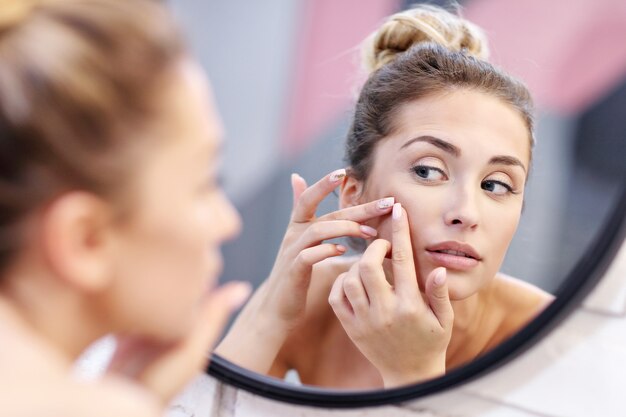 Jak się odmłodzić na twarzy bez skomplikowanych zabiegów?