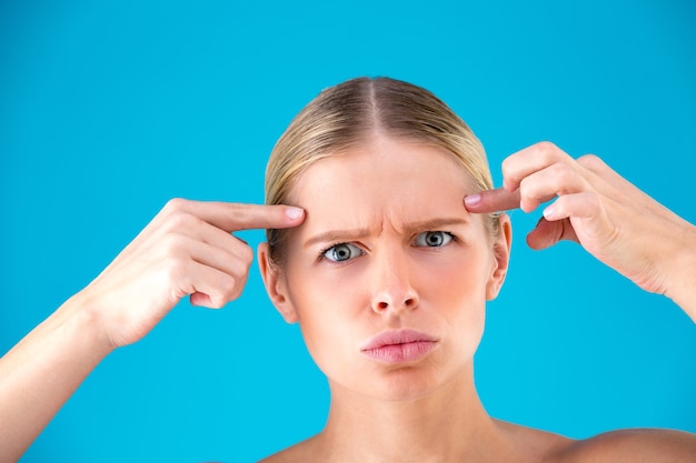 Jak zlikwidować zmarszczki między brwiami bez ingerencji chirurgicznej?