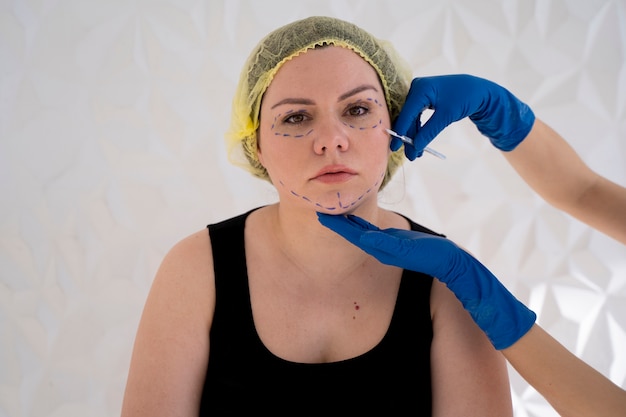 Mini lifting twarzy co to jest i na czym polega ten zabieg?