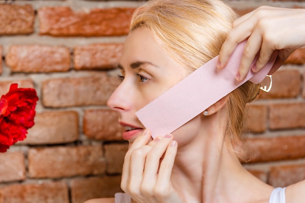 Taping twarzy jak zrobić to samodzielnie w domu?