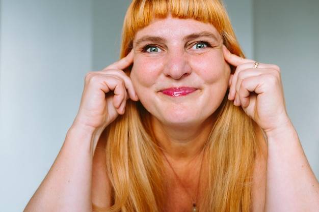 Co to są bruzdy na twarzy i skąd się biorą?