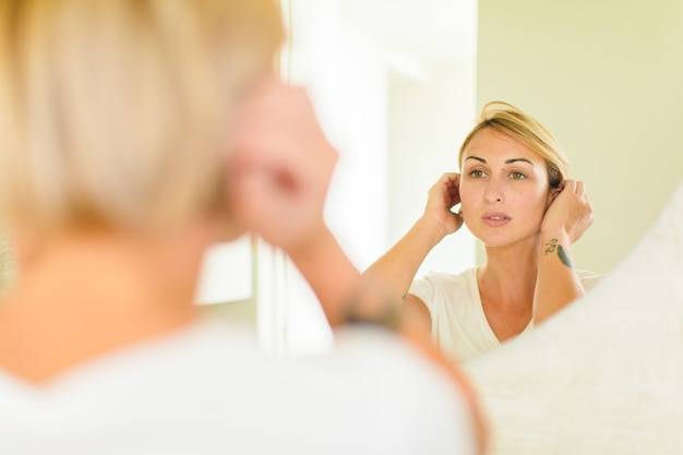 Jak naturalnie odmłodzić skórę twarzy i poprawić jej wygląd?