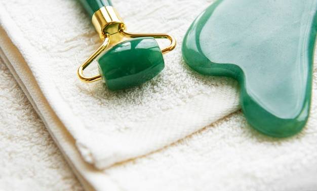 Masażer do twarzy jadeit czy kwarc – co wybrać?