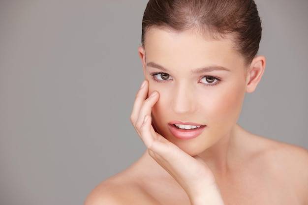 Jak odmłodzić cerę twarzy i zachować jej blask?