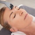 Jak używać rollera z igłami do twarzy, żeby poprawić kondycję skóry?