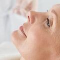 Jaki zabieg na twarz po 40 wybrać, by cieszyć się promienną cerą?