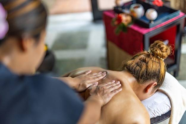 Od czego zależy ile kosztuje godzina masażu?