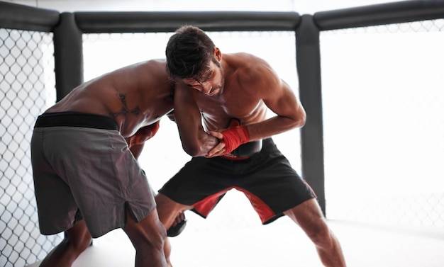 Jak ćwiczyć MMA, by poprawić swoje umiejętności?