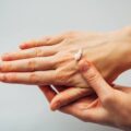 Jak zadbać o zniszczone dłonie w domowych warunkach?
